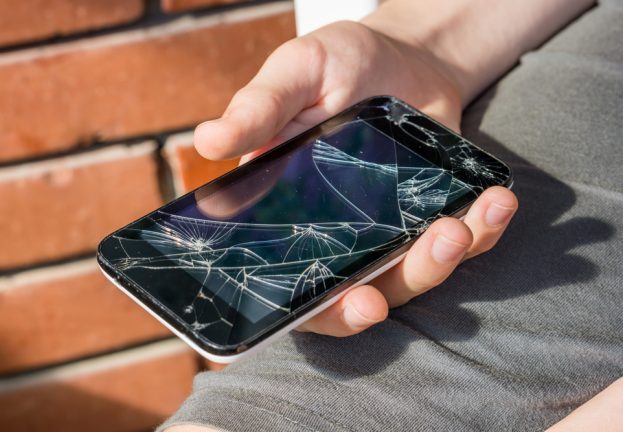 Hackers can control damaged phones using replacement screens ...